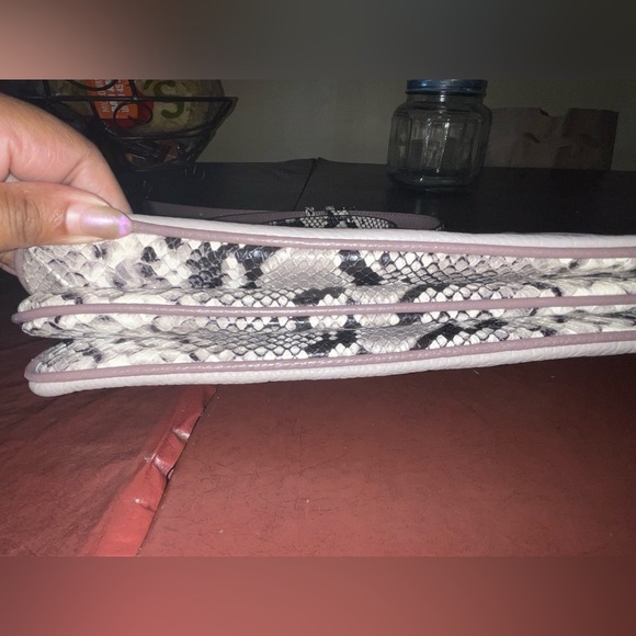 Kate Spade Leila Triple Gusset Crossbody EUC Pebbled Leather Snakeprint Mauve - Picture 4 of 10